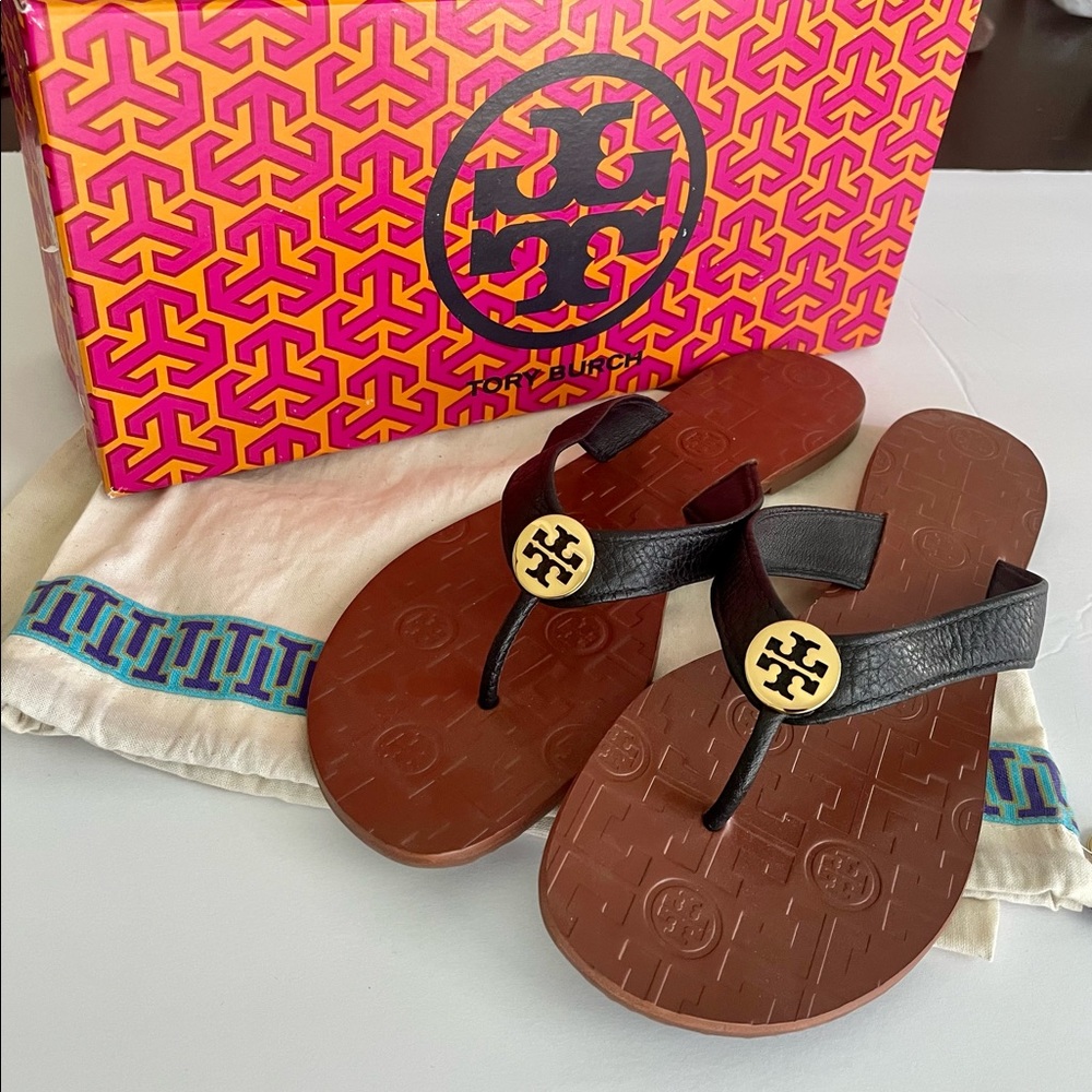 💕NIB Tory Burch Thora Tumbled Leather Black Sandal with Gold Logo. Size 8.